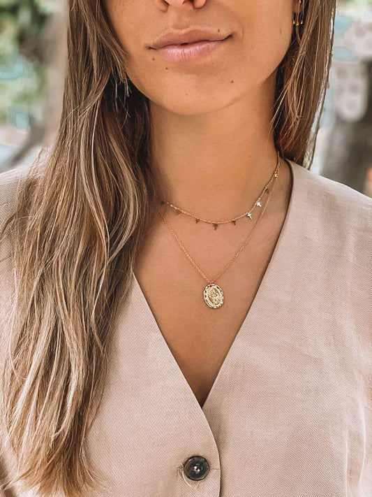 Cómo combinar tus joyas con accesorios de verano: pañuelos, gafas y sombreros